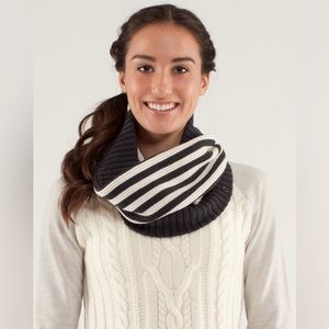 Lululemon Chalet Keep Your Neck Cozy in Polar Cream / Deep Coal